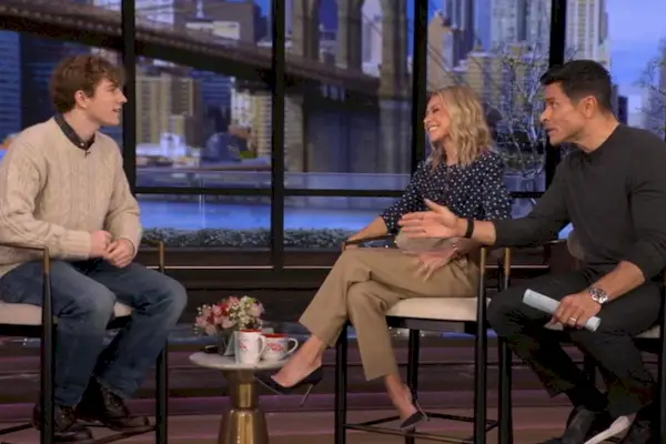 Walker Scobell fica surpreso depois que Mark Consuelos traz à tona seu teste de direção reprovado no ‘Live’: Você conversou com minha mãe sobre isso?