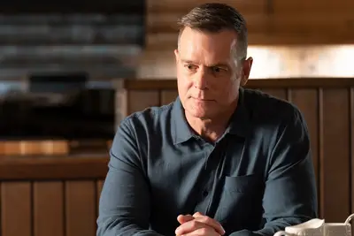 Peter Krause as Bobby Nash on 