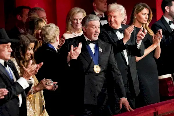 Quando andranno in TV i Kennedy Center Honors 2025? Come guardare l'evento ospitato da Donald Trump