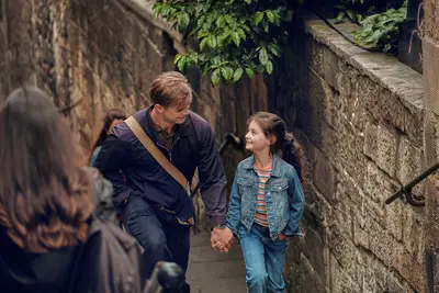 Leo Woodall as Dexter, Billie Gadsdon as Jasmine