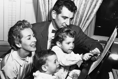 Bernstein with his children Jamie (pointing) and Alexander Serge, and wife Felicia Montealegre, in 1957.
