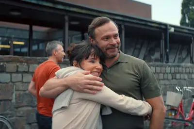 Transfira ou deixe de lado: uma família quase normal na Netflix, onde os segredos de uma família vão quando a filha do assassinato é acusada