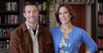 Transférer ou laisser sortir: Club of Blind Dating Books sur la chaîne Hallmark, dans laquelle un propriétaire d'un échange de livres et une célèbre tombe amoureuse de tomber amoureux