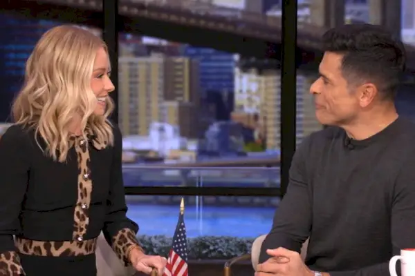 Kelly Ripa teilt in „Live“ einen Moment der Bestätigung, als sie sich daran erinnert, wie ihr jemand persönlich sagte, sie sei viel größer: „Ich wurde größer, als sie mir erzählte, wie groß ich war.“