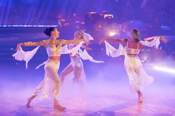 Jenna Johnson, Julianne Hough e Daniella Karagach em