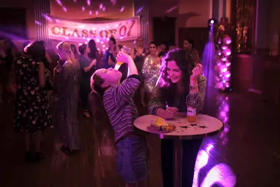 Transférez-le ou laissez-le sortir: classe ’07 de Prime Video, une comédie dans laquelle un groupe de vieux amis (et ennemis) survit à la fin d'un monde du monde