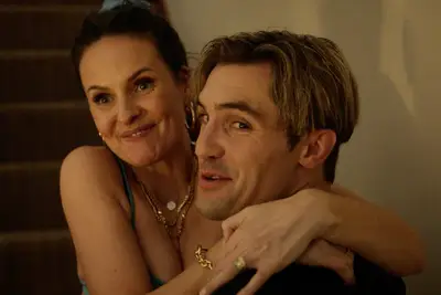 Quem interpreta a mãe de Jamie Tart para Ted Lasso? Saiba da melhor maneira