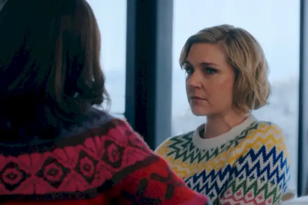 Une femme en larmes regardant une autre femme