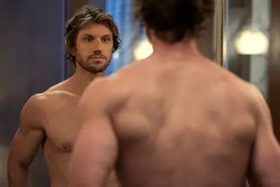 Sex/Life Staffel 2: Adam Demos leitet seinen berühmten kompletten Front -Moment mit, ähm, Rat