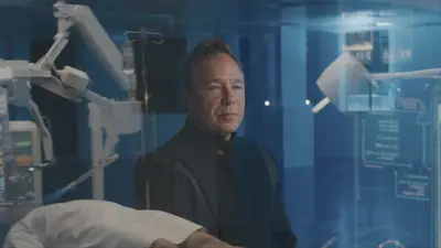 Transfira ou deixe sair: corpo na Netflix, onde o mesmo corpo está localizado por quatro vezes diferentes que cobrem 163 anos