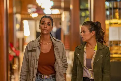 Übertragen oder weglassen: Vertraulich von Cannes im Acorn -Fernsehen, wo eine französische Polizei und ein britischer Betrüger Morde in der Stadt an der Riviera lösen