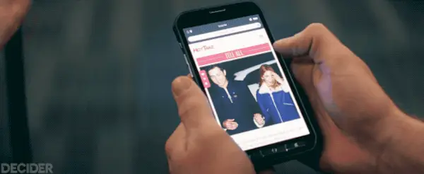 Ilya (Connor Storrie) fait défiler l'actualité de Rose et Shane