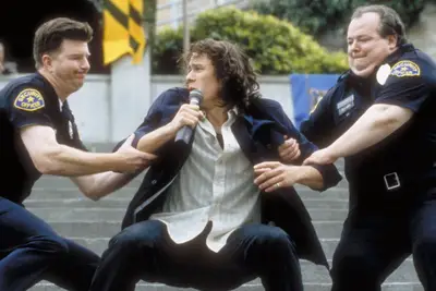 Os autores de 10 coisas que eu odeio deles dizem que Heath Ledger estava obcecado com a cena da serenata de sua fantasia