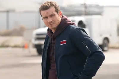 9-1-1 sella su episodio 100 con un monumental beso de buck del mismo sexo