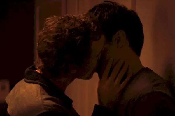 Ilya (Connor Storrie) bacia con la lingua Shane (Hudson Williams).