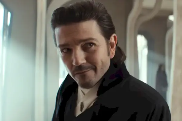 Cassian Andor (Diego Luna) sorride