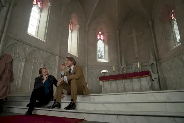 Wake Up Dead Man: um mistério de Knives Out. (Da esquerda para a direita) O escritor/diretor Rian Johnson e Daniel Craig no set de Wake Up Dead Man: A Knives Out Mystery.