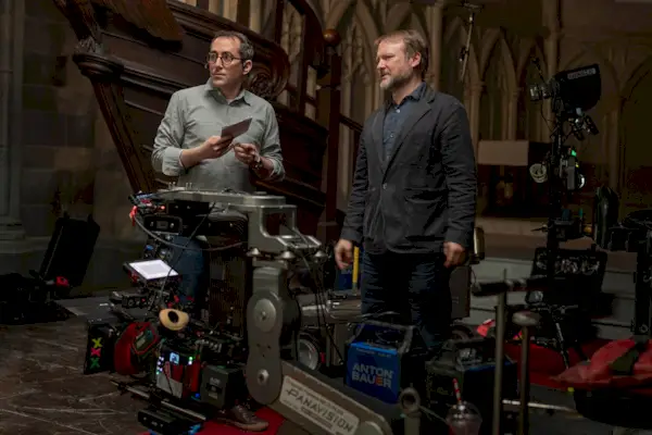 Wake Up Dead Man: um mistério de Knives Out. (Da esquerda para a direita) Diretor de fotografia Steve Yedlin e escritor/diretor Rian Johnson no set de Wake Up Dead Man: A Knives Out Mystery.