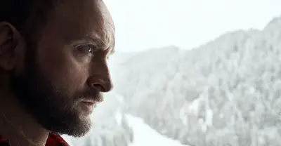 Übertragen Sie es oder lassen Sie es aus: Detective Forst in Netflix, eine Malhumorado Polnische Mystery -Serie, in der ein Polizist mit früheren Hinweisen auf einen Serienmörder in den Bergen