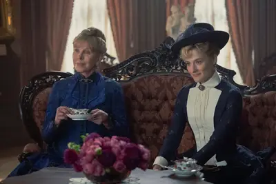 Currículo do Episódio 5 de Goldet Metpade 5: Pessoas sob as escadas