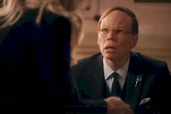 Clip exclusivo de 'Stumble': el entrenador Potter se enfrenta cara a cara con el propietario de la fábrica alemana de botones de caramelo del ganador del Emmy, Jeff Hiller