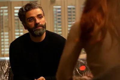 Oscar Isaac ci ha dato una nudità frontale completa con una svolta artistica nelle scene di un matrimonio