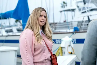 Jenny (Jessie Ennis) in The Flight Attendant