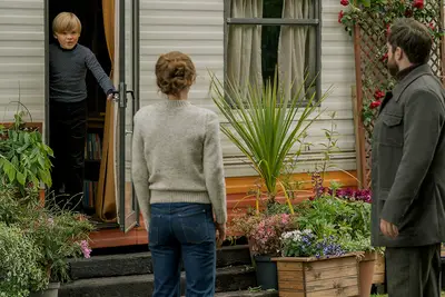 Roger and Brianna talking to Jemmy in 