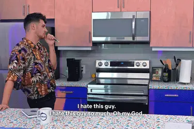 Jordan of the Circle joue le jeu en tant que super fan en colère, et c'est génial