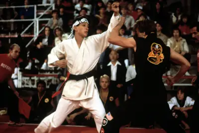 Quantos anos tinha Ralph Macchio de Cobra Kai a KaratE Kid?