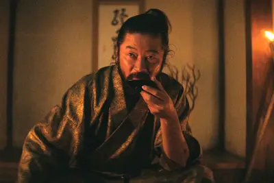 Yabu (Tadanobu Asano) watching Kiku (Yuka Kouri) in 