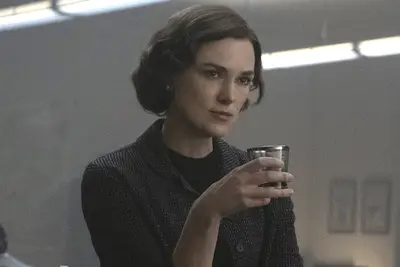 Transférer ou laisser sortir: Boston Strangler à Hulu, un vrai drame criminel solide, bien qu'il soit floue par Keira Knightley