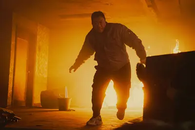 Transmitirlo o omitirlo: Badland Hunters en Netflix, un actionista distópico impulsado por un tipo duro y agradable