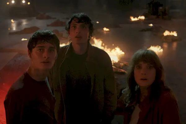 Will (Noah Schnapp), Mike (Finn Wolfhard) et Joyce (Winona Ryder) regardent quelque chose dans