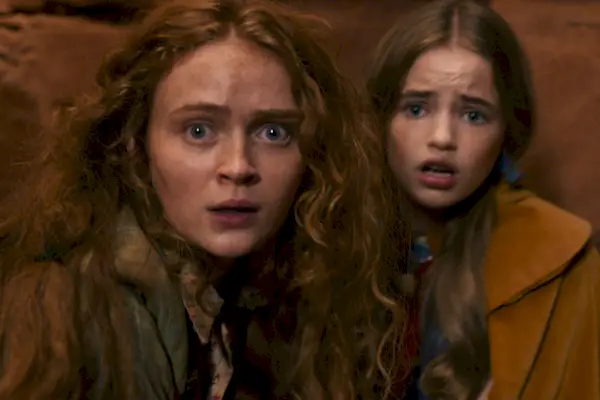 Max (Sadie Sink) et Holly (Nell Fisher) dans
