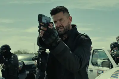 Transferir ou soltar: Coração do caçador em Netflix, um sólido acionista sul -africano como uma rocha em um assassino aposentado que foi retirado para a empresa