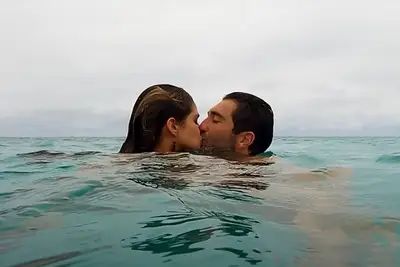 Kelsey and Joey kissing in the water on 