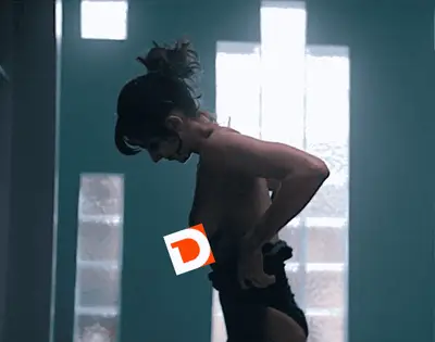 Glow: Packen Sie die beiden großartigen und Rebellenszenen in Alison Brie Topless aus