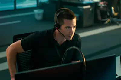 O final do culpado explicou: Jake Gyllenhaal Netflix Thriller tem uma nota sombria