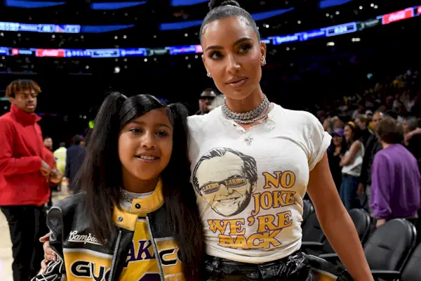 Os filhos de Kim Kardashian perguntam quando ela vai fazer uma plástica facial como Kris Jenner