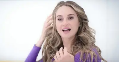 Trasferimento o lasciato uscire: robot in VOD, una farsa di fantascienza dalla commedia della commedia di Shailene Roma diretta da Shailene Woodley,