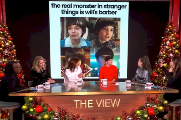 Sara Haines de The View demande à Noah Schnapp son point de vue sur les médias appelant Will Byers Hot Will après que son personnage ait perdu son tristement célèbre bol coupé dans la saison 5 de 'Stranger Things