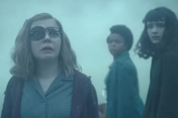 Marge (Matilda Lawler), Ronnie (Amanda Christine) y Lilly (Clara Stack) en la niebla en