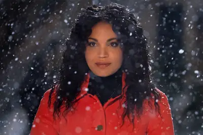 O fim do jornal de Natal disse: Justin Hartley's Christmas Movie, da Netflix, deixa a sala para uma suíte