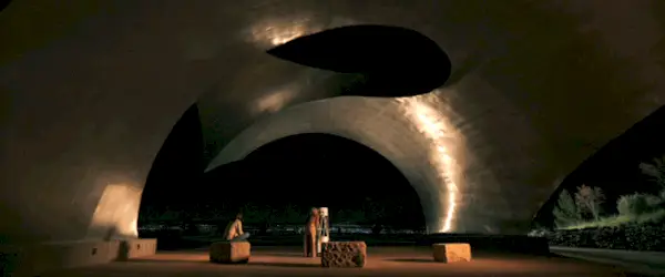 PLURIBUS EP 8 DEBOUT DEVANT L'INCROYABLE ÉCLAIRAGE ROUGE