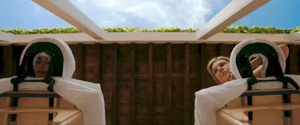 PLURIBUS EP 8 PHOTO D'EN DESSOUS DES VISAGES DE CAROL ET ZOSIA ACCROCHÉS AUX TABLES DE MASSAGE