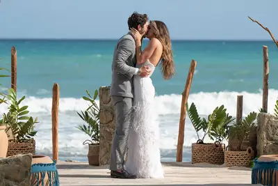 Joey and Kelsey kissing on 