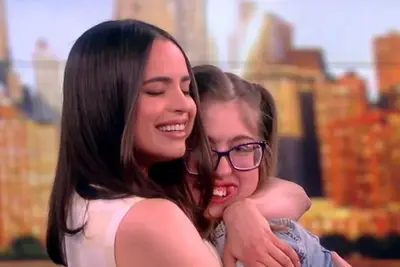 Whoopi Goldberg weint fast und saubere Sara Haines 'Tränen, nachdem sie die emotionale Überraschung von Make-a-Wish in der Sicht erfolgreich erreicht haben