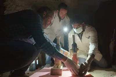 Transferência ou Emit: Desconhecido: A pirâmide perdida na Netflix, um documentário sobre a busca por um egiptólogo para encontrar a pirâmide de um rei esquecido