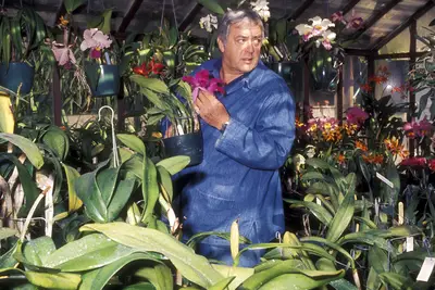 Actor Raymond Burr on March 11, 1977 poses at his home in Hollywood, California